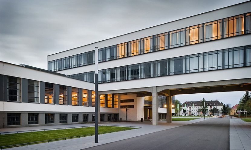 Sediul de la Dessau al Bauhaus. Foto: http://www.ronenbekerman.com/bauhaus-at-dessau-by-walter-gropius/