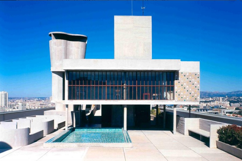 Cite Radieuse - Clubul gradinita de pe terasa si piscina. http://www.moderndesign.org/2012/04/le-corbusier-cite-radieuse-marseille.html