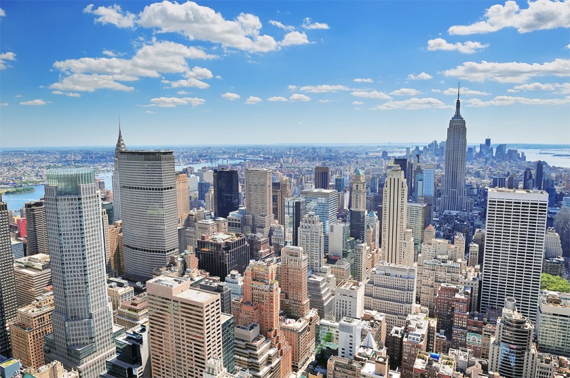 Imagine aeriana asupra New York-ului. Se observa ca majoritatea zgarie-norilor sunt in Stil International, de forma paralepipedica. Foto: http://imagesking.com/wp-content/uploads/2014/02/new_york_skyline.jpg