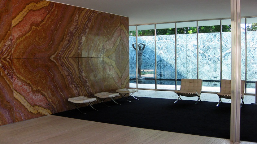 Pavilionul de la Barcelona, imagine interioara cu fotoliile design Mies van der Rohe. Foto: https://yoavweiss.files.wordpress.com/2010/10/img_5293.jpg